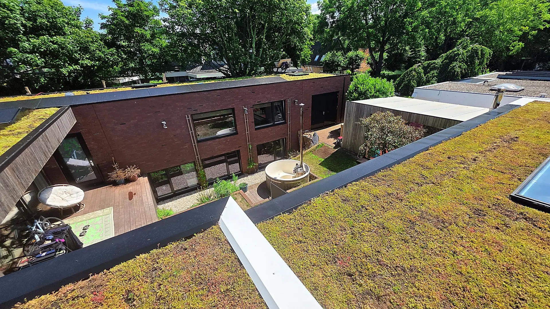 Sedumdak op een modern gebouw rond een groene binnenplaats