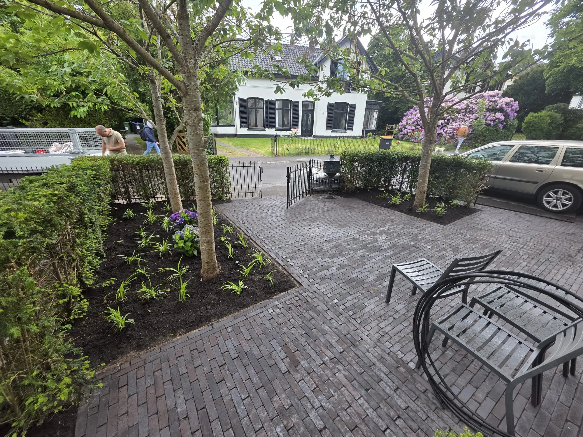 Voortuin met sierbestrating en beplanting